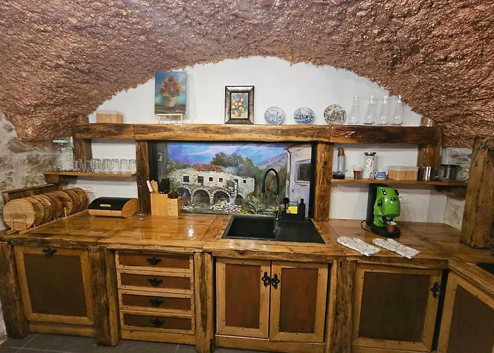 Lisko - Five Bedroom With Private Pool