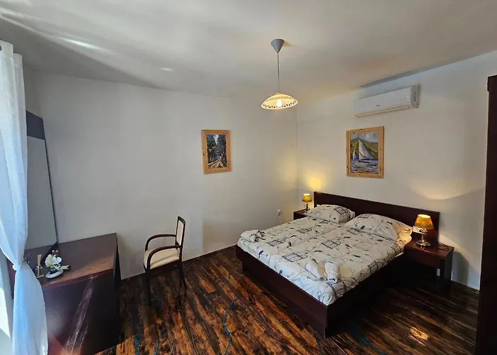 Lisko - Five Bedroom With Private Pool 트리발즈