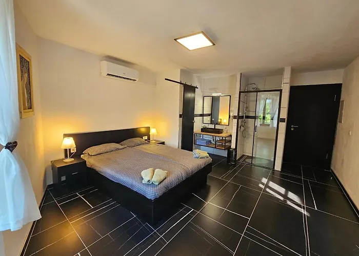 Lisko - Five Bedroom With Private Pool 펜션 트리발즈