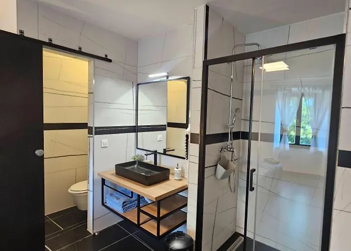 Lisko - Five Bedroom With Private Pool * 트리발즈
