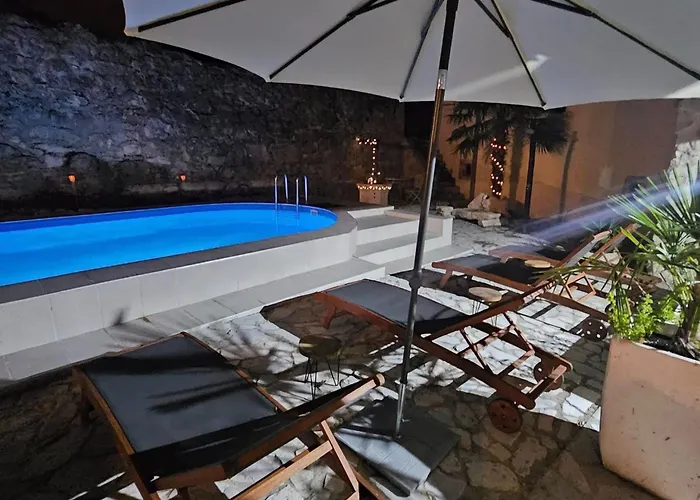 Lisko - Five Bedroom With Private Pool 펜션 트리발즈