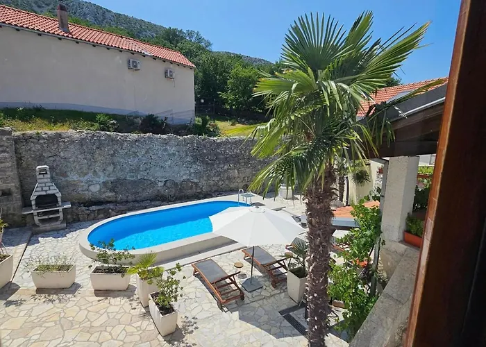 Lisko - Five Bedroom With Private Pool 트리발즈