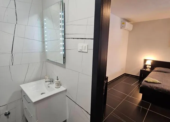 Lisko - Five Bedroom With Private Pool Feriehus